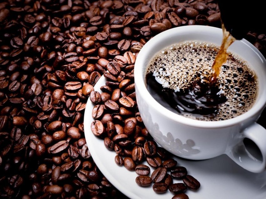 Benefitet dhe rreziku i konsumimit të kafes