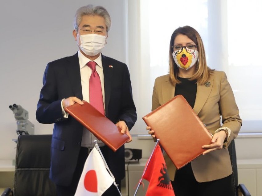 Manastirliu firmos marrëveshjen e bashkëpunimit me ambasadorin Japonez: Do të financojë blerjen e pajisjeve mjekësore