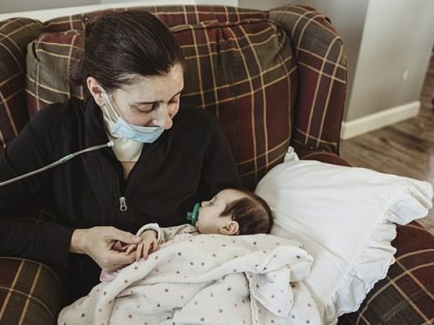 Gruaja amerikane e takon për herë të parë foshnjën e saj pas gati tre muajsh, u detyrua ta kryente lindjen në koma pasi ishte me COVID-19