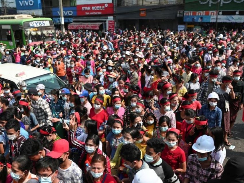 Mianmar: Mijëra vetë protestojnë ndërsa ushtria bllokon internetin