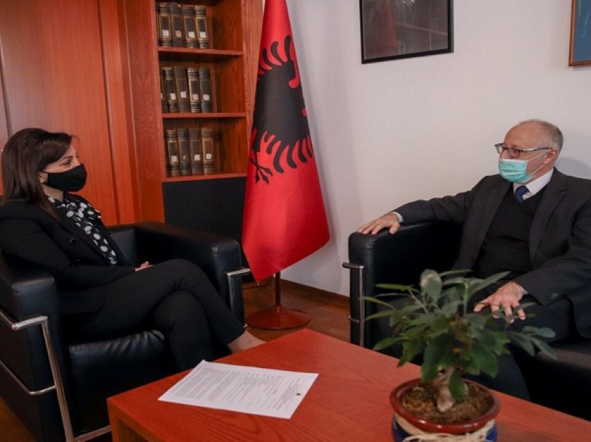 Ministrja e arsimit takon ambasadorin hungarez/ Shteti hungarez do të vazhdojë të mbështesë studentët shqiptar me bursa studimi