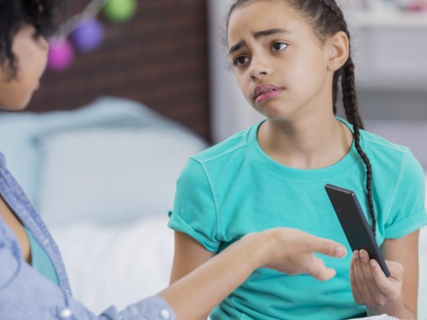Mendimi i pediatres: Ja cila është mosha e duhur kur mund t’i blini fëmijës një smartphone?