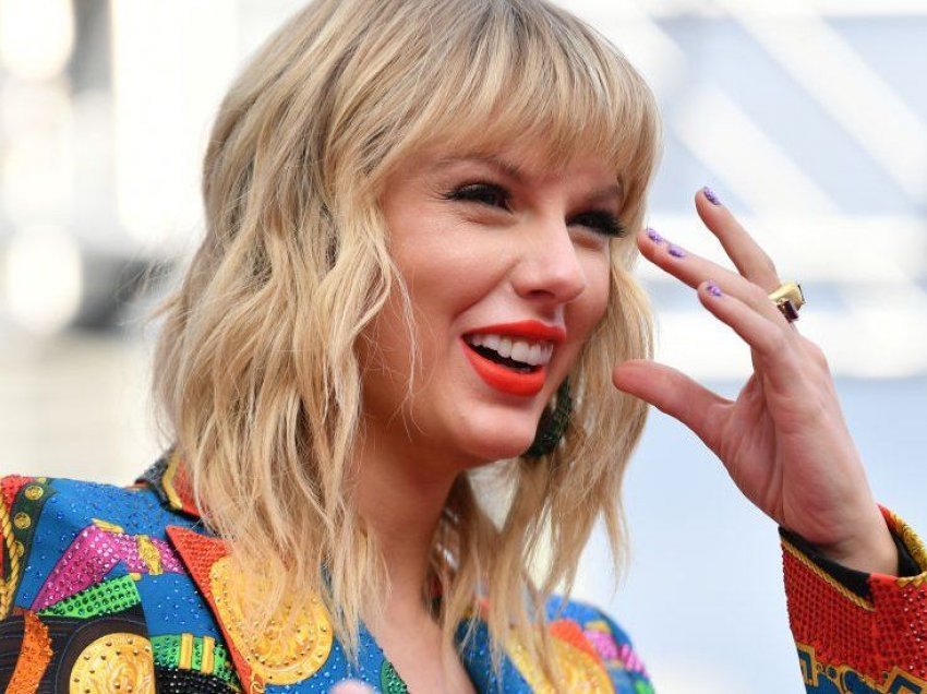 Taylor Swift finalizon versionin e ri të albumit “Fearless”