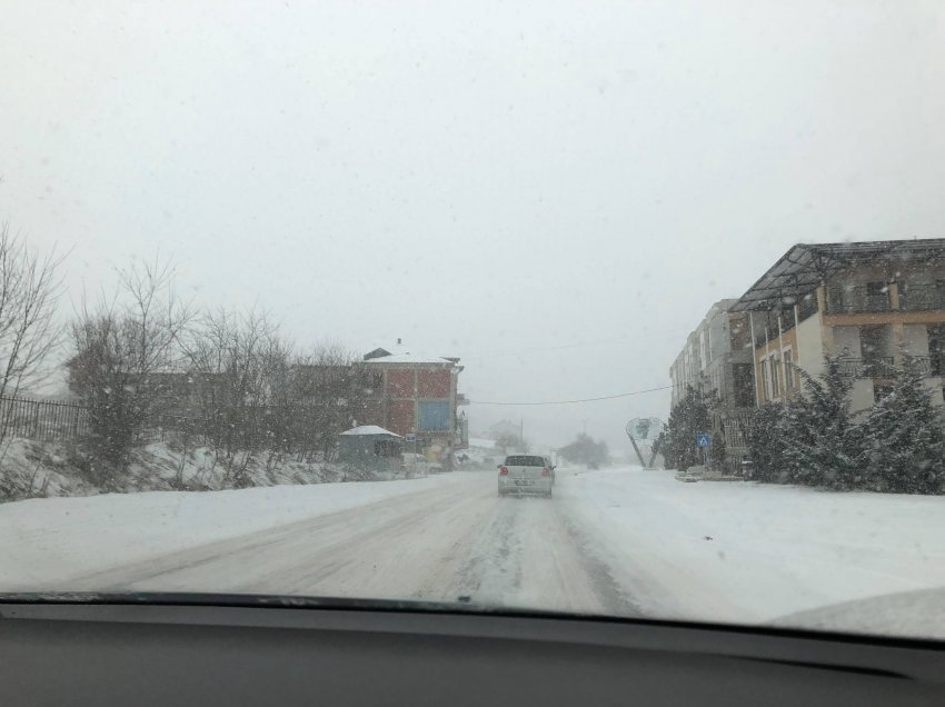 Reshjet e borës, rruga Prishtinë – Gjilan nuk është pastruar – rrezikohen vozitësit