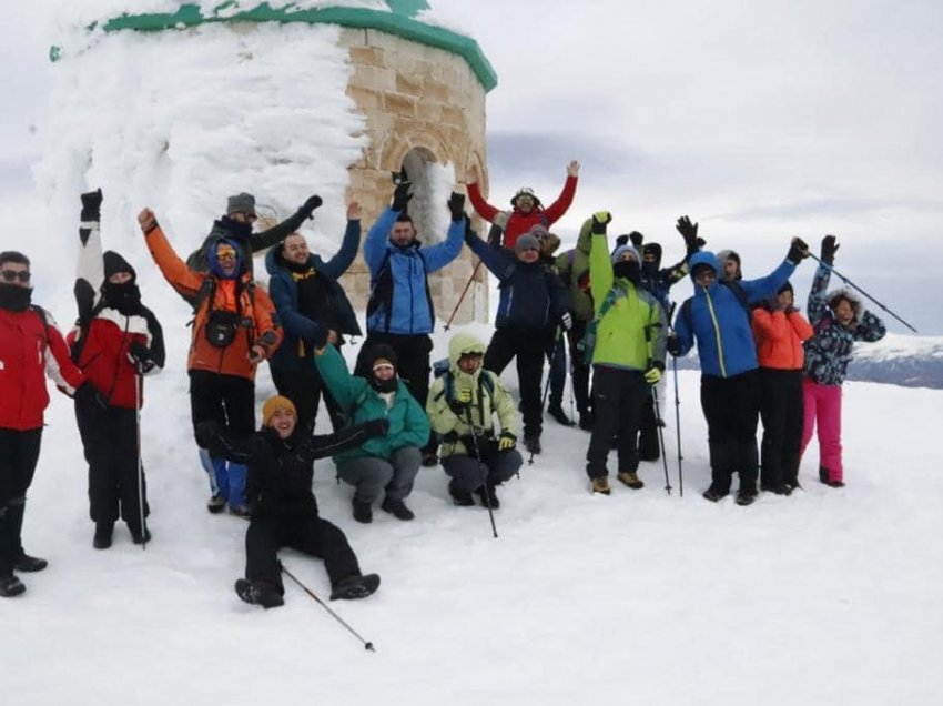 30 alpinistë nuk i ndal bora, ngjiten në malin e Tomorit