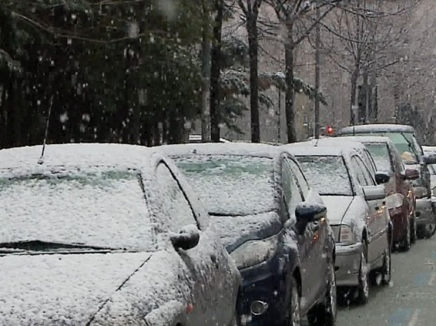 Tirana pret dëborën/ Reshjet nisin gjatë natës. Vazhdojnë deri paraditen e së dielës