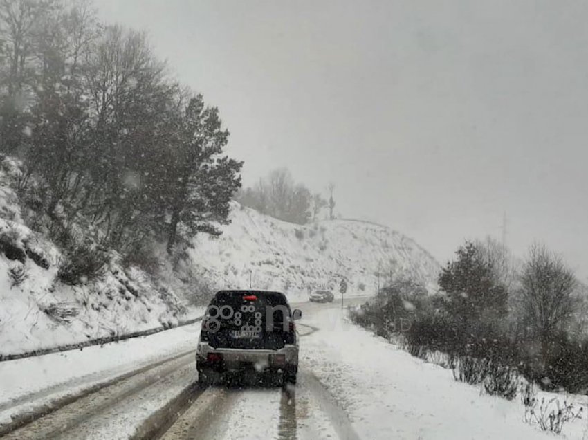 Bora mbulon Elbasanin, bllokohen disa rrugë, ja akset ku duhet të përdorni zinxhirë