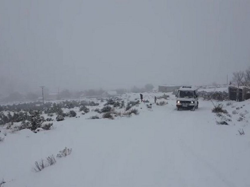 Dëborë në Lezhë/ Vështirësi në qarkullim në rrugën Lezhë-Milot