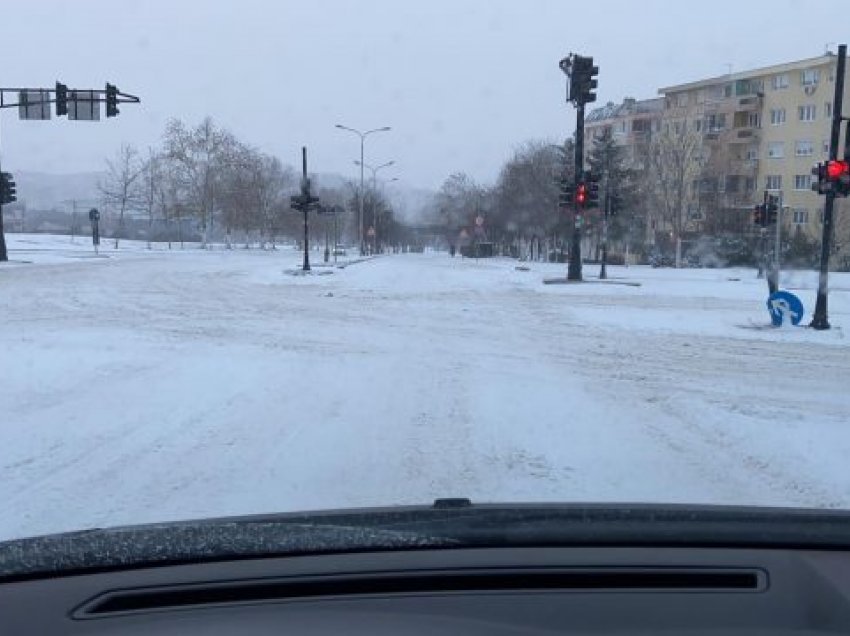Sasia e madhe e borës në rrugët e Prishtinës, lajmërohet Shpend Ahmeti
