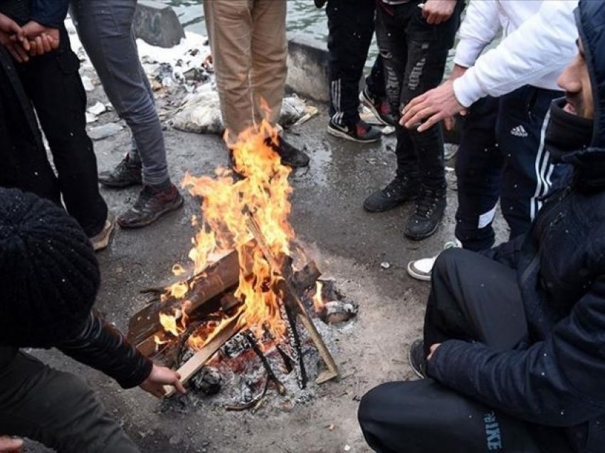 Francë, emigrantët në çadrat e improvizuara djegin rrobat e tyre për t’u ngrohur
