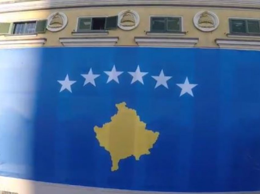 Një flamur gjigant i Kosovës vendoset në zemër të Tiranës
