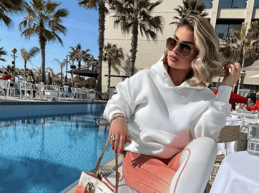 Ryva Kajtazi pozon plot stil gjatë pushimeve në Durrës