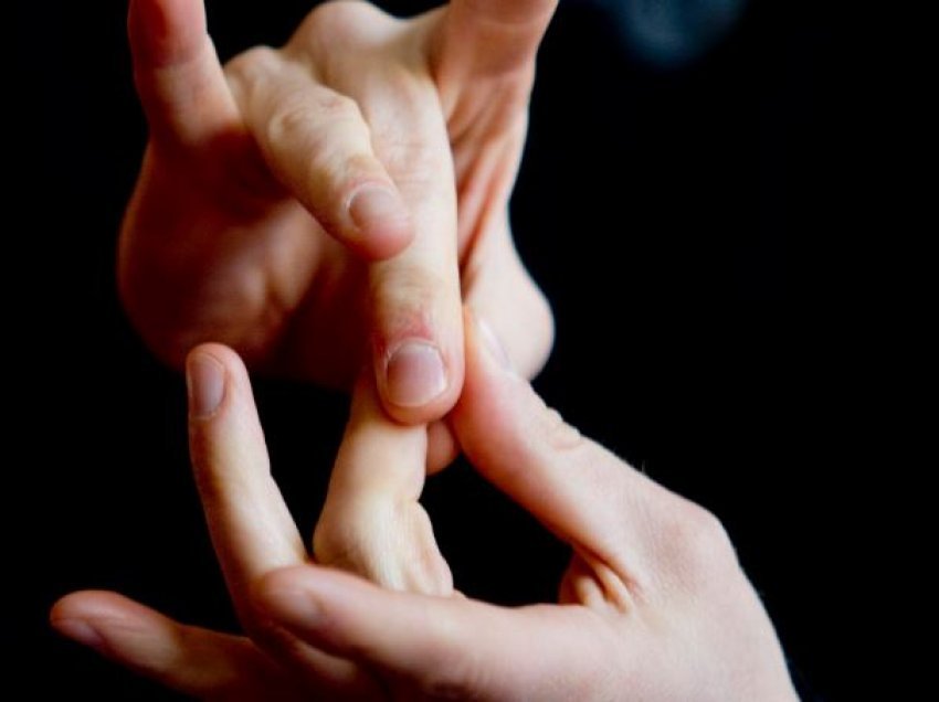 Si truri përpunon gjuhën e shenjave