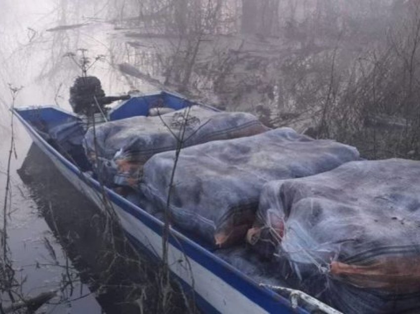 8 thasë me 222 kg drogë ‘lundronin’ në Liqenin e Shkodrës, policia malazeze arreston 2 persona