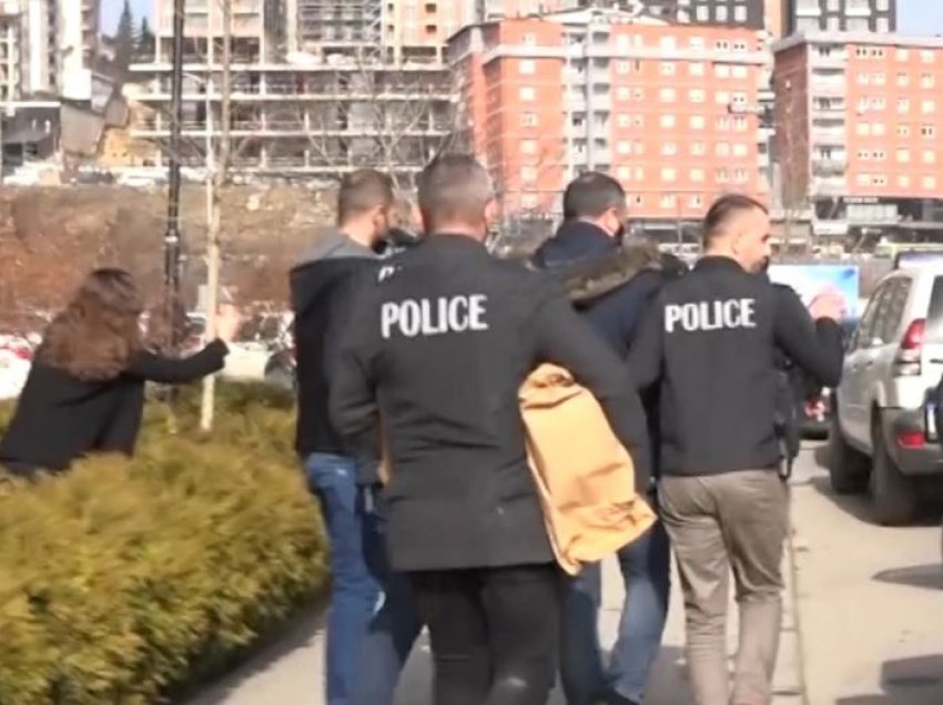 12 të arrestuar në Kosovë për shpërdorim detyre dhe ryshfet, ja çka shkruan VOA