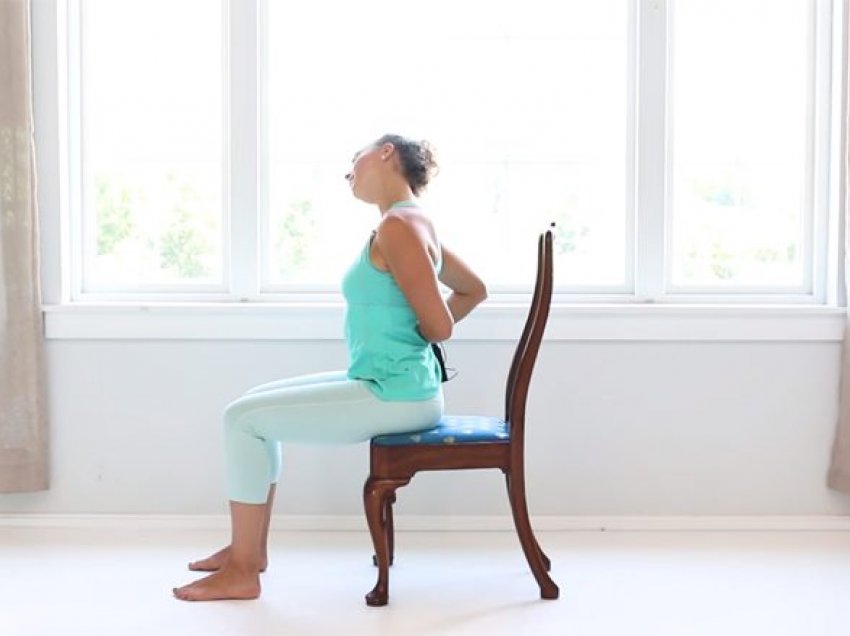Nëse qëndroni ulur për një kohë të gjatë, bëni këto ushtrime pesëminutëshe të jogës