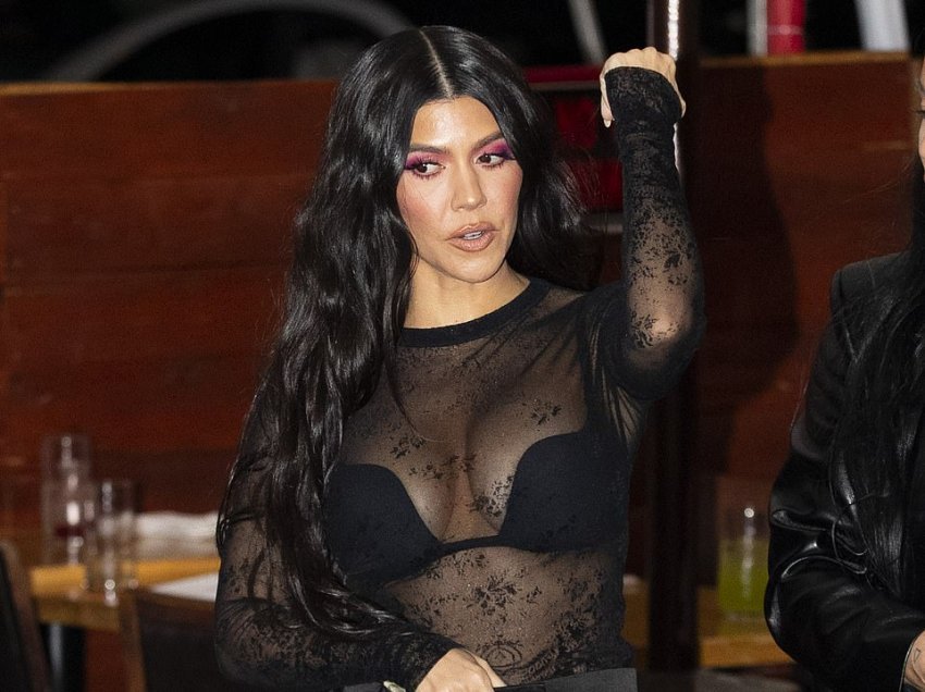 Në festë me motrën e saj, Kourtney Kardashian përmes veshjes elegante ekspozon gjoksin