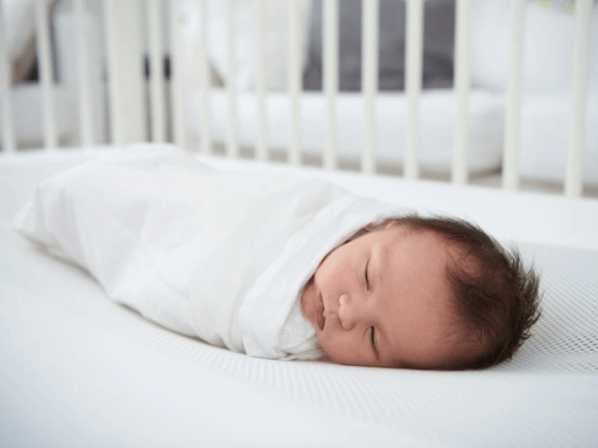 Elementet e sigurisë që duhet të zbatoni patjetër kur zgjidhni shtratin e bebes suaj