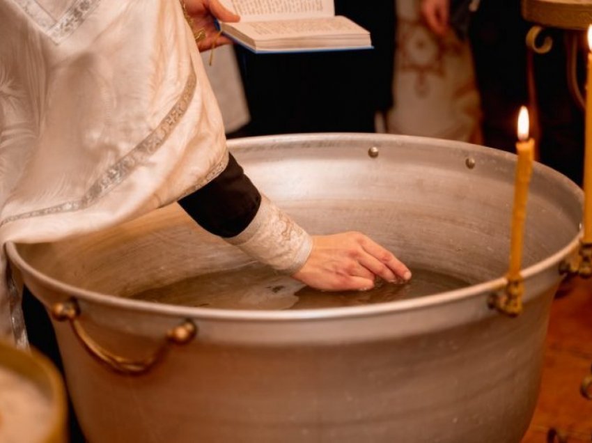 Kisha Ortodokse Rumune refuzon të ndryshojë ritin e pagëzimit