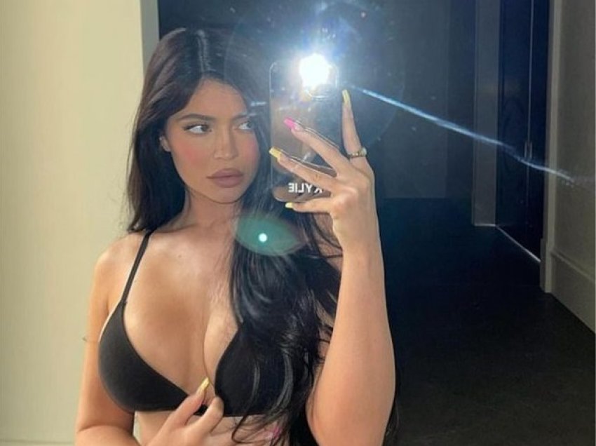A është Kylie Jenner femra me format më bombastike në botë?