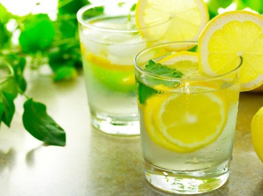 Kur është koha e duhur për të pirë ujë me limon, efekti që ka në mëngjes