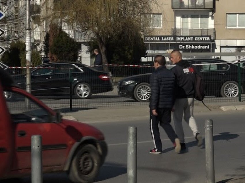 Qytetarët nuk përfillin pengesat e vendosura te shkolla “Ali Sokoli” në Prishtinë