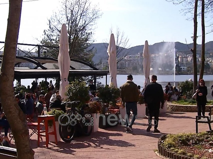 Xhiro dhe grumbullim njerëzish në kafet te Liqeni pa masa anti-Covid
