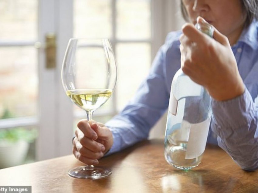 Mos e hidhni verën e hapur që ju ka mbetur në shishe, 6 mënyra për ta përdorur në shtëpi