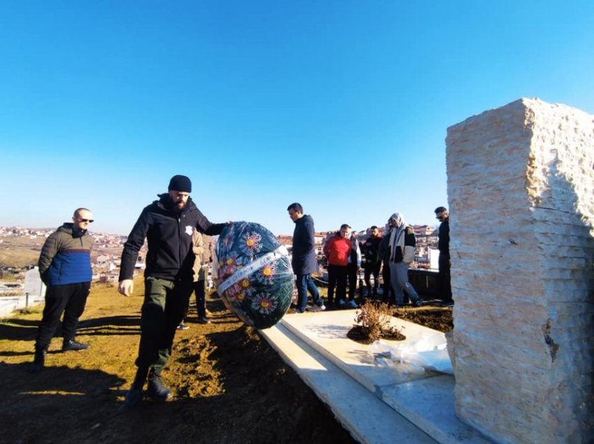 Plisat bëjnë homazhe te varri i anëtarit të tyre që vdiq një vit më parë