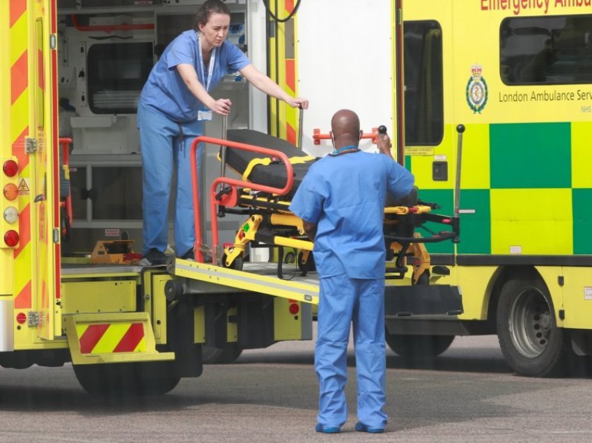 Ekspertët britanikë paralajmërojnë stërmbushje të spitaleve: Kjo nuk është më e keqja