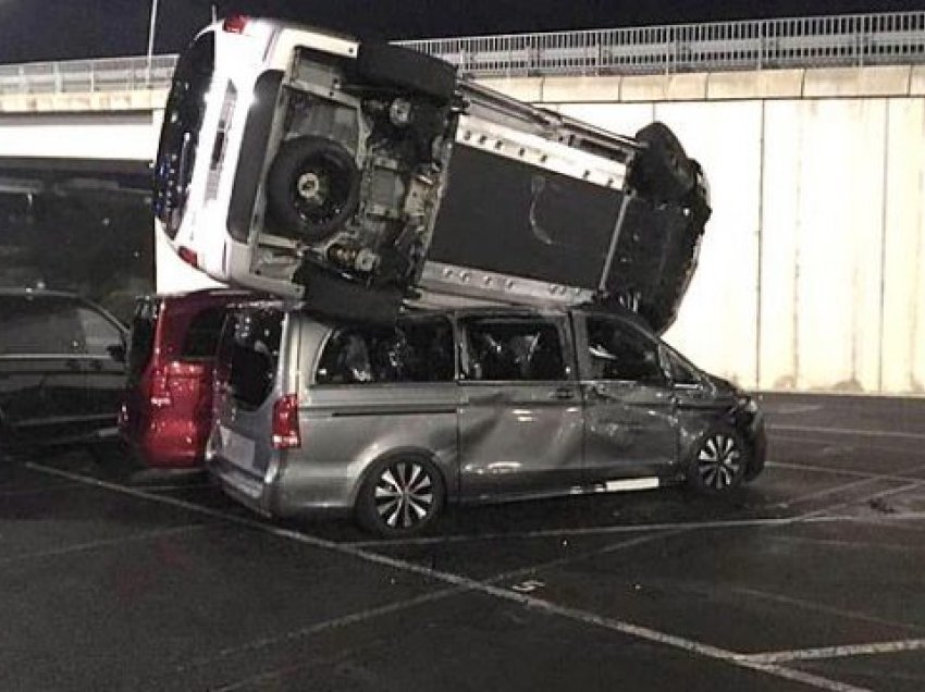 Ish-punëtori i Mercedesit i pakënaqur godet vetura me buldozer, shkakton dëme të mëdha
