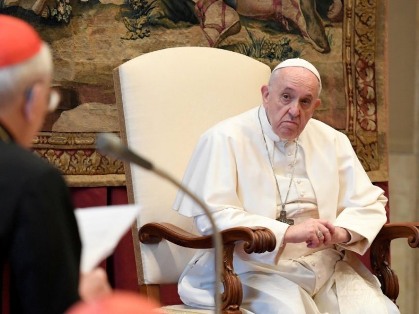 Papa kritikon personat që po shkojnë në pushime për t’i ikur izolimit