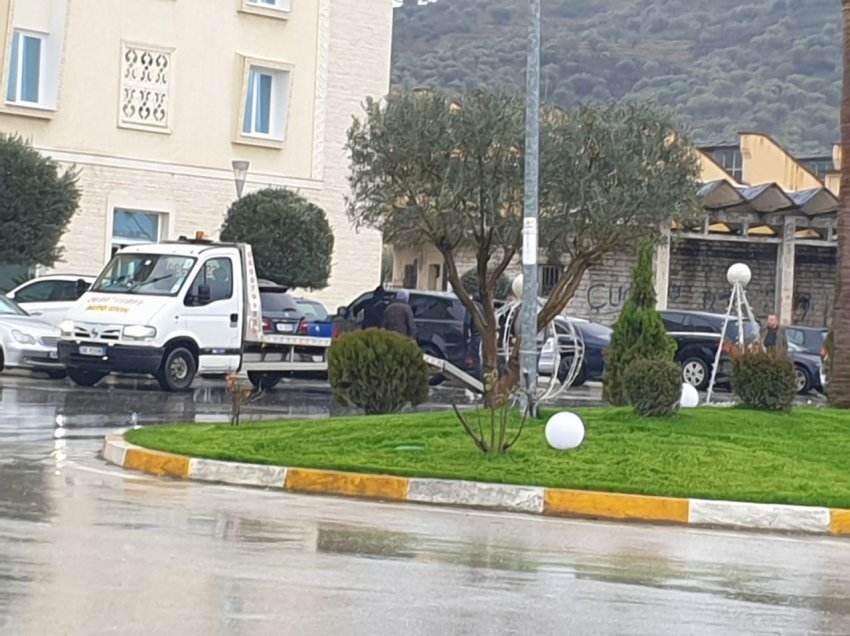 Aksident me dy të plagosur në Berat, Benzi përplaset fuqishëm me Range Rover-in