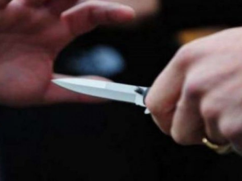 I riu plagoset me thikë pas një përleshjeje në Prishtinë