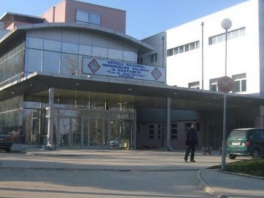 Prizren, kërkonte ndihmë për shkak të lëndimit në këmbë – mjekët i gjejnë predhën në gishta