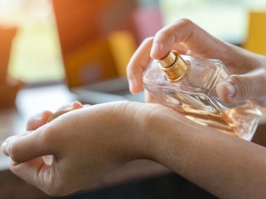 Gabimet e “pafalshme” që bëjnë gratë kur zgjedhin dhe përdorin një parfum!