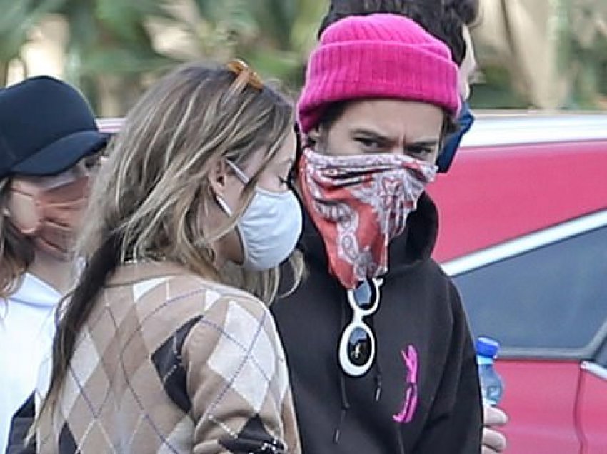 Harry Styles dhe Olivia Wilde bëjnë paraqitjen e parë publike si çift gjatë shëtitjes në Santa Barbara