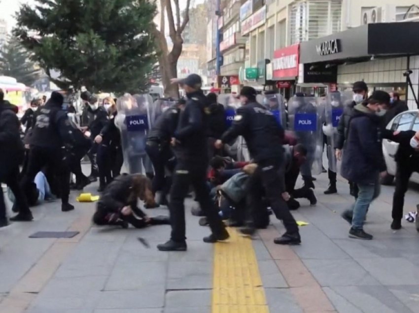 Protesta e studentëve në Turqi, policia ndalon me dhjetëra të rinj 