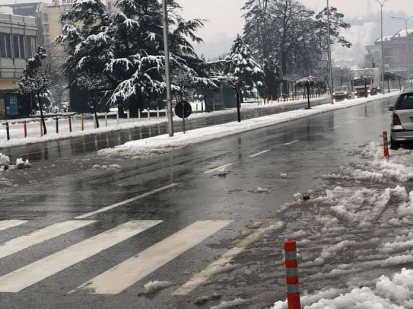 Gjakovë: ​Reshjet e shiut dhe borës rëndojnë situatën në disa zona