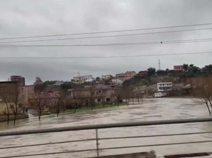 Moti i keq në Lezhë, policia: Përmbyten e dëmtohen disa ura, bëni kujdes për shkak të lagështirës