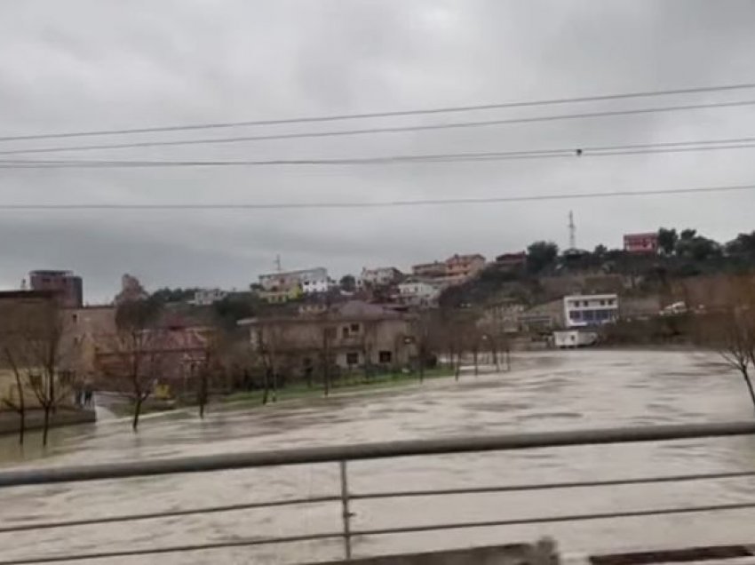 Forcat e ushtrisë mbërrijnë në Lezhë/ 970 ha tokë nën ujë! Një shtëpi e përmbytur në Kurbin, rrugë të bllokuara