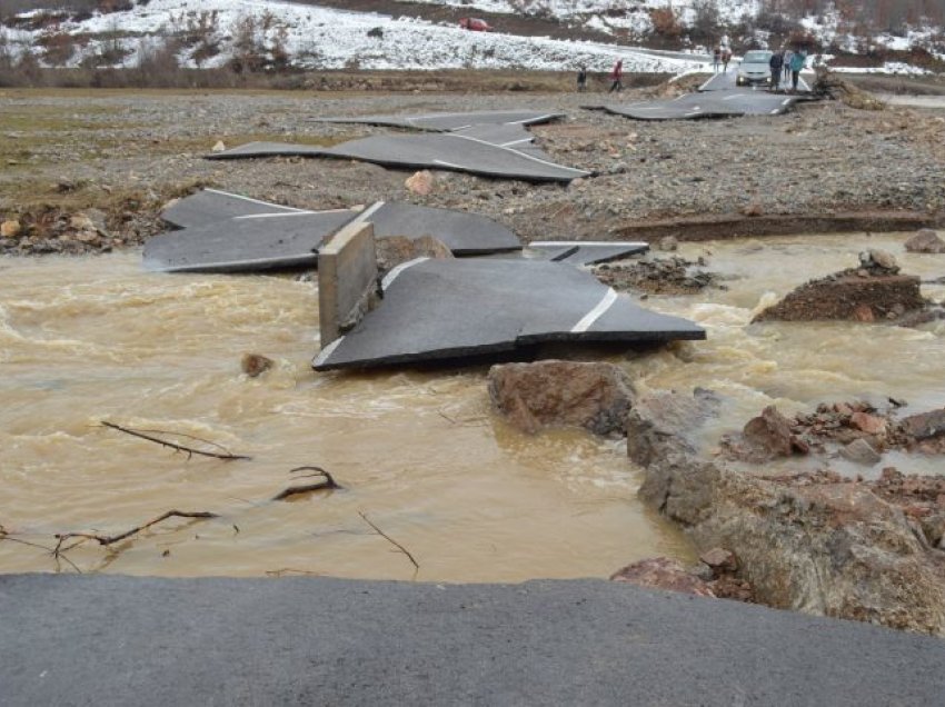 Kosova bëhet “gaz” i botës, mediat e huaja shkruajnë për rrugën që shiu e bëri copë-copë