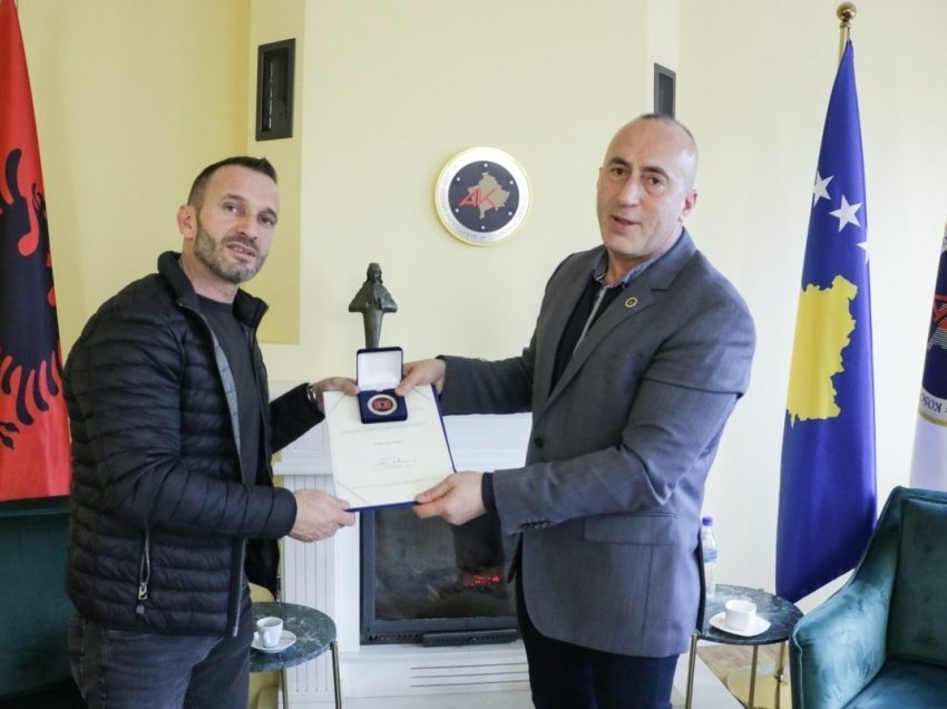 Ramush Haradinaj i ndan medalje Ramadan Gashit për kontributin e tij në AAK