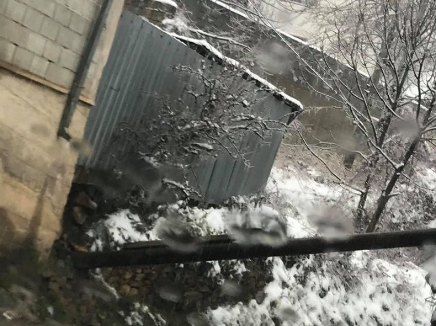 Rrëzohen shtyllat elektrike në fshatin Brezne të Dragashit, rrezikohen qytetarët 