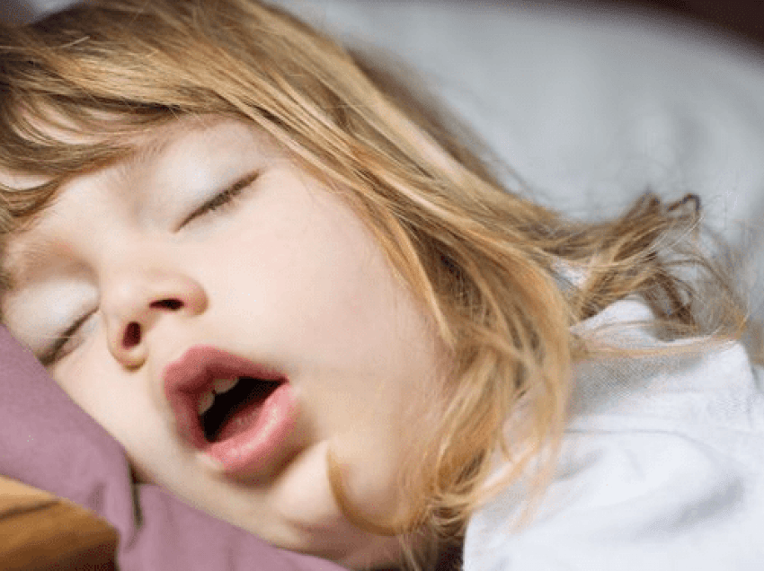 Ja çfarë u ndodhë fëmijëve nëse flenë me gojë hapur