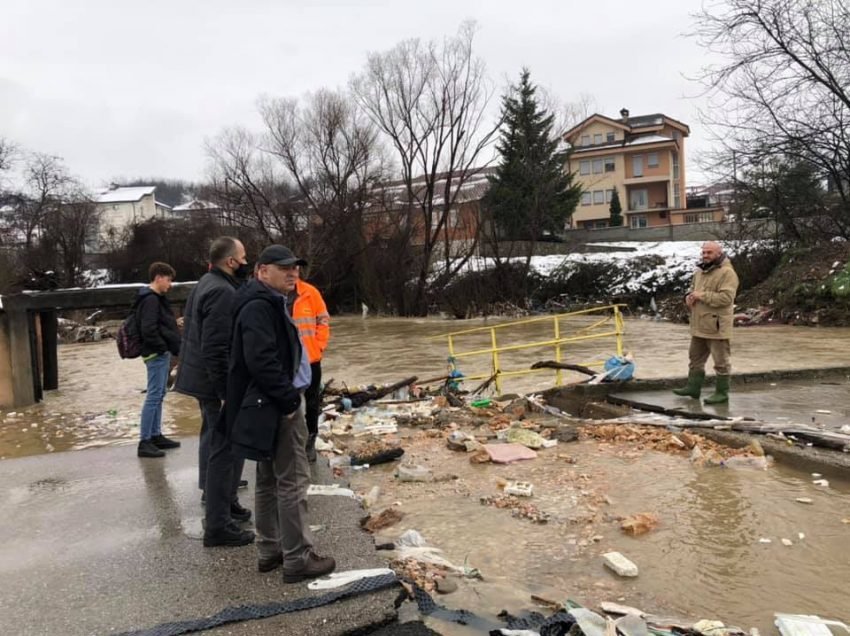 Gjini viziton zonat e prekura nga vërshimet në Gjakovë