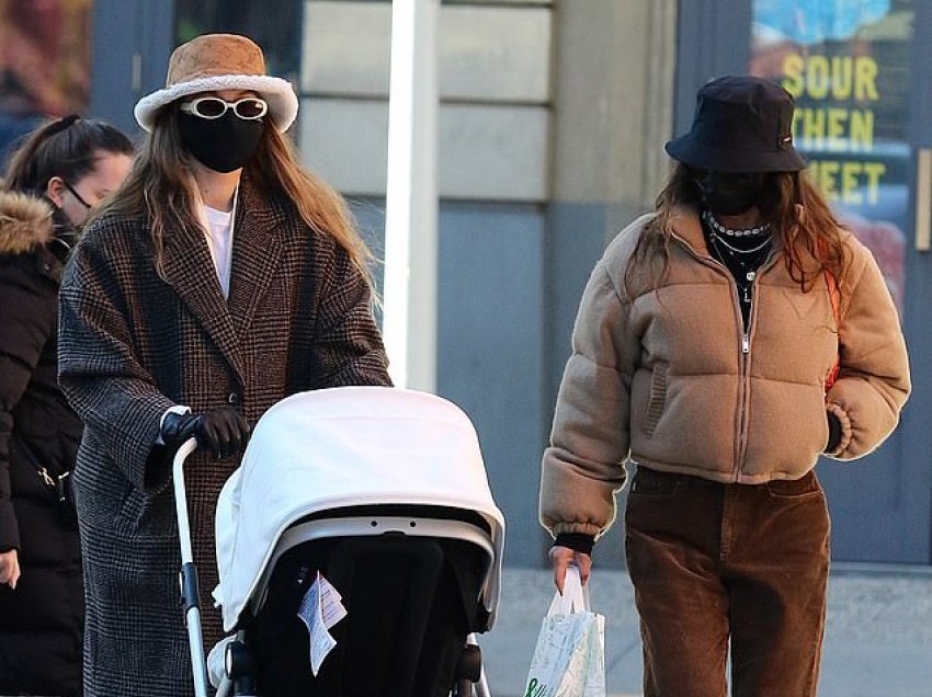 Gigi Hadid shfaqet plot shik gjatë shëtitjes me vajzën në New York