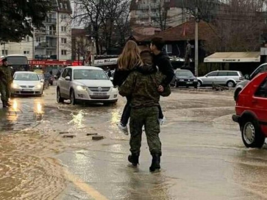 Ushtari i FSK-së i bartë në krahë dy fëmijë për shkak të përmbytjeve, fotoja bëhet virale