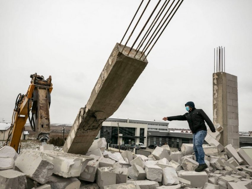 Rrënohet një objekt pa leje në komunën e Prishtinës