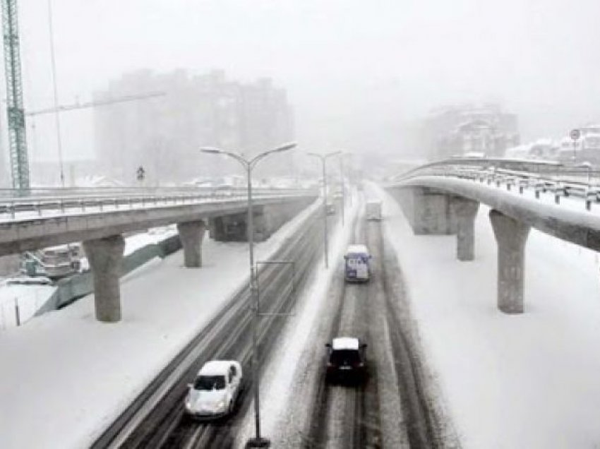 Reshjet e borës, policia apelon për kujdes të shtuar në komunikacion